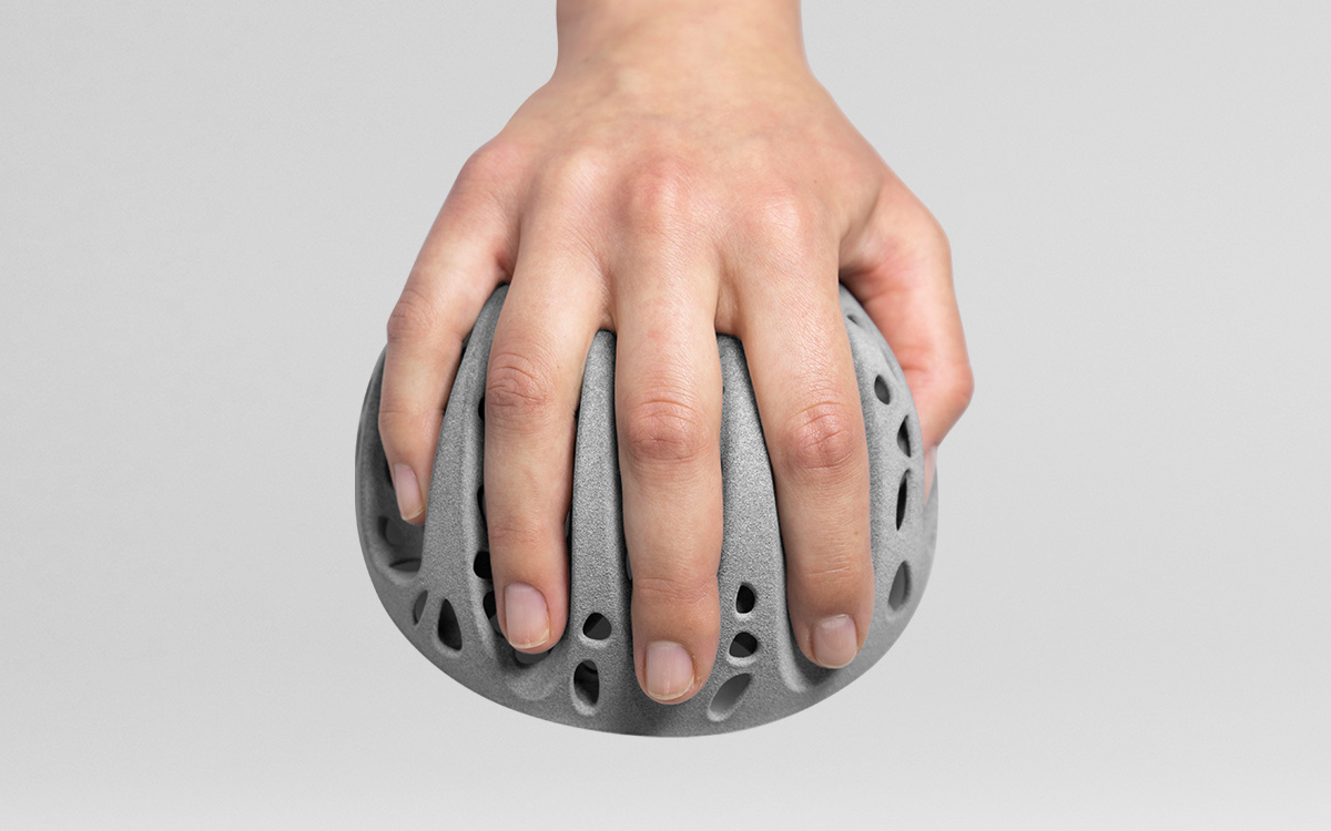 handscupe® rheumatism in der Anwendung - Ansicht von vorne